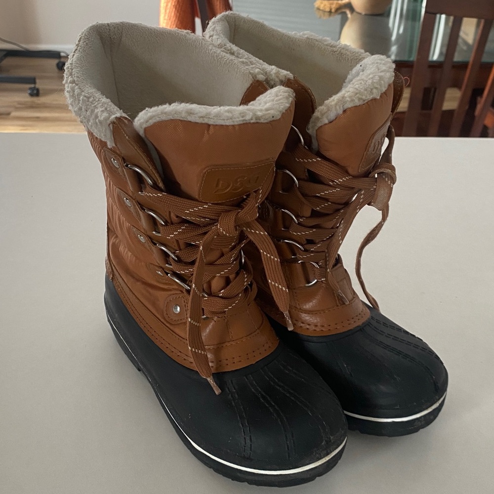 DSG POWDER TAN 200g WATER RESISTANT WINTER BOOTS Girls Size 5